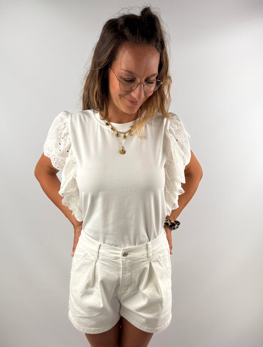 T-Shirt mit größen Volant Ärmeln in der Farbe Offwhite.