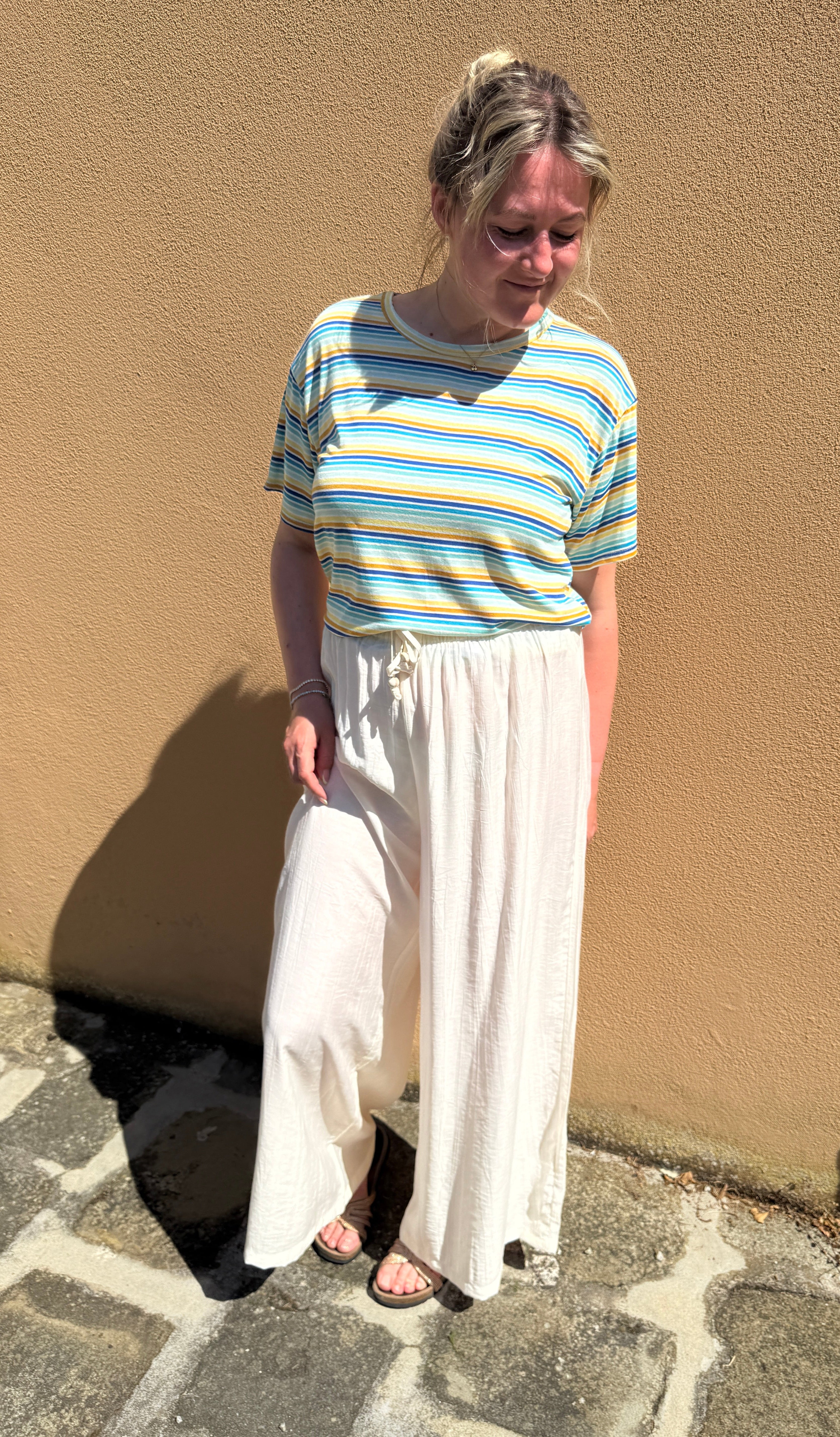 Gestreiftes T-Shirt mit verschiedenen Blau und Gelb Tönen im Vintage Look.