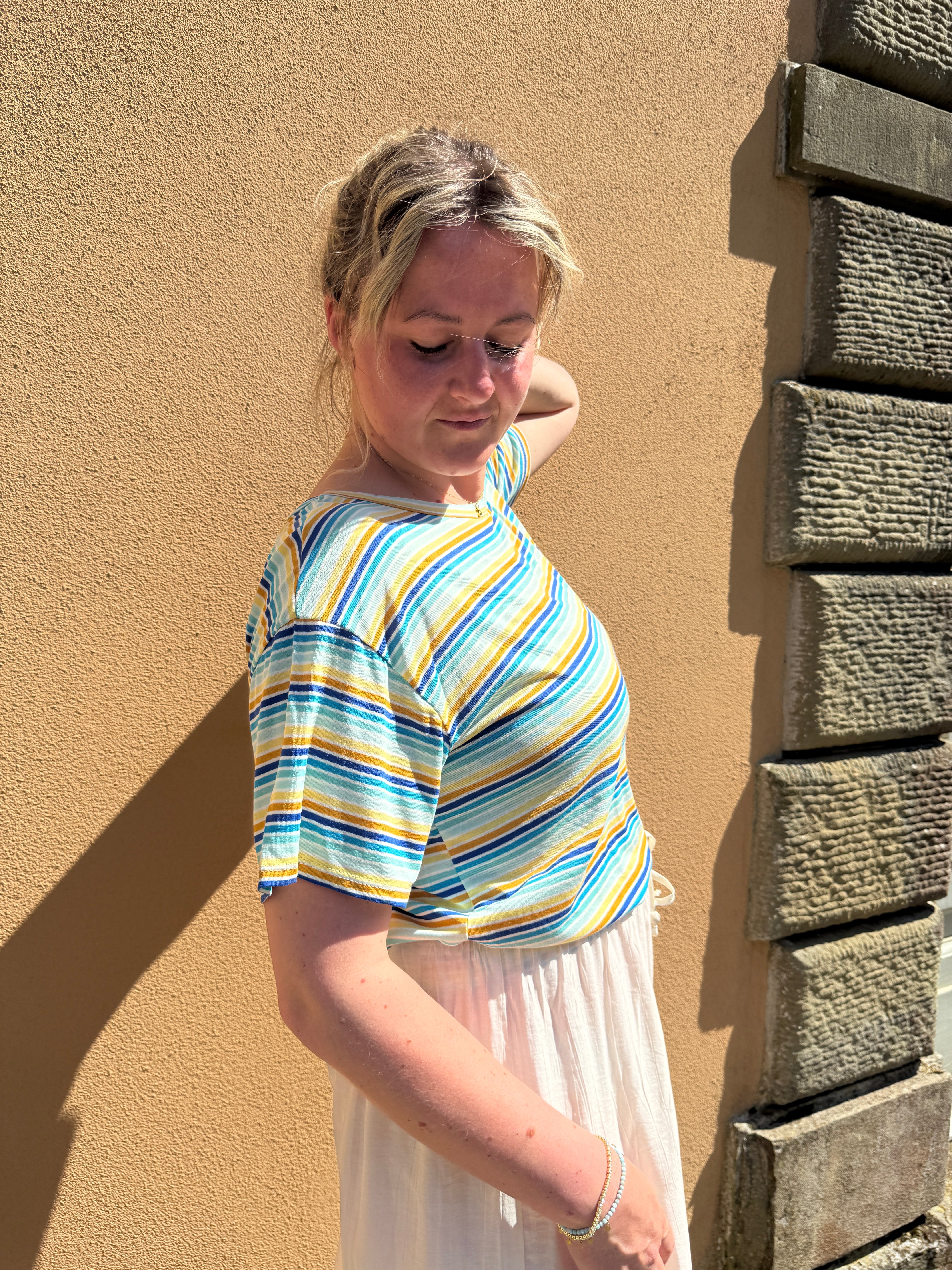 Gestreiftes T-Shirt mit verschiedenen Blau und Gelb Tönen im Vintage Look.