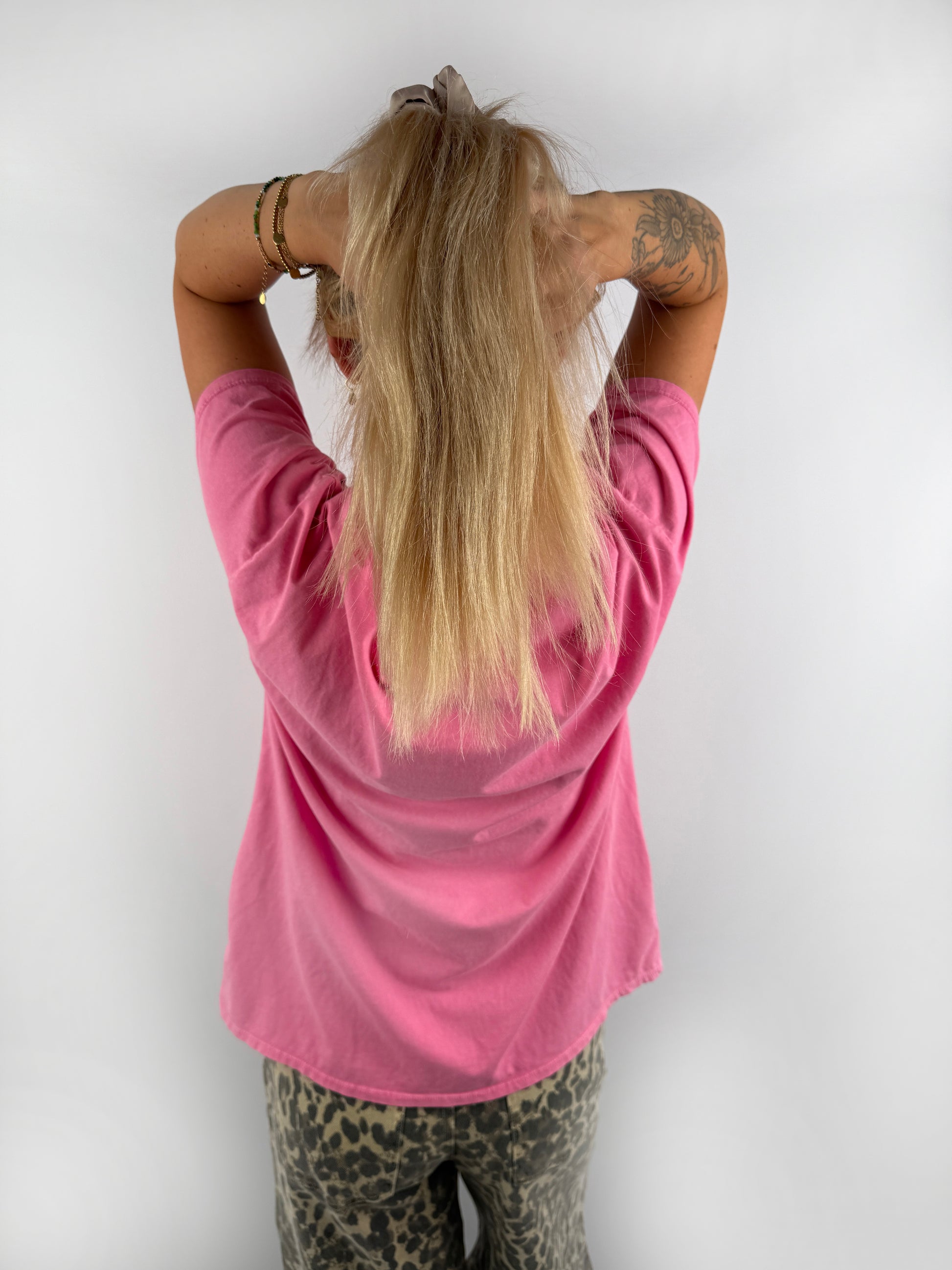 einfaches T-Shirt im ausgewaschenen Look in Pink, HEllblau und zartem Rosa.