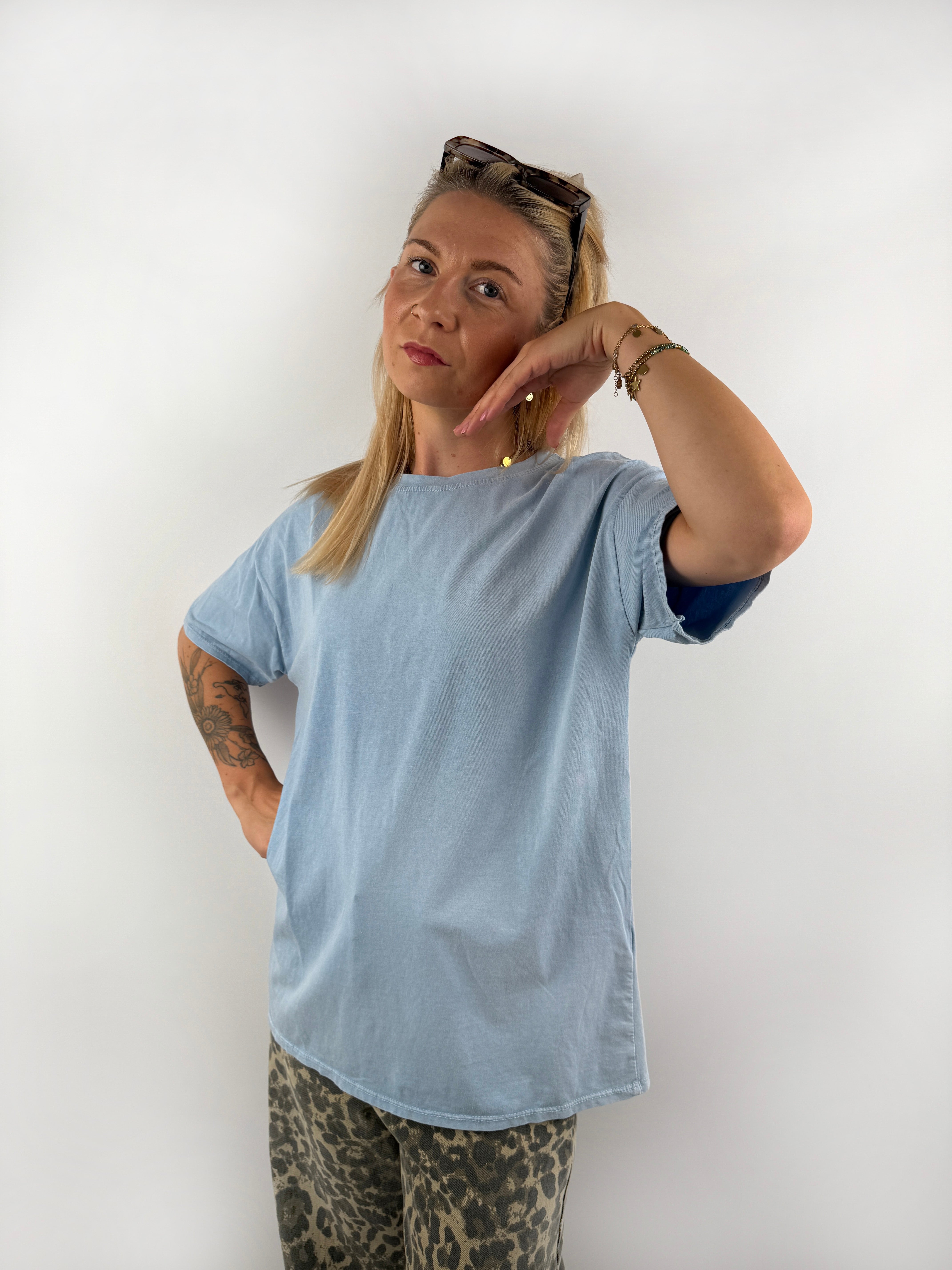 einfaches T-Shirt im ausgewaschenen Look in Pink, HEllblau und zartem Rosa.
