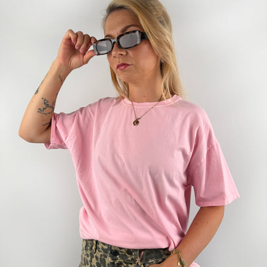 einfaches T-Shirt im ausgewaschenen Look in Pink, HEllblau und zartem Rosa.