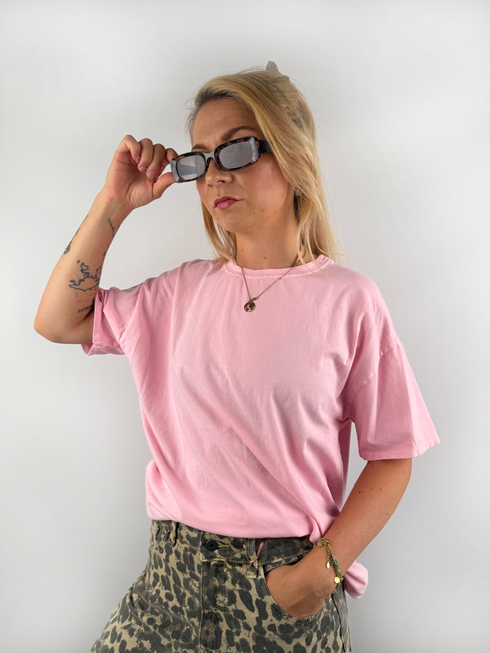 einfaches T-Shirt im ausgewaschenen Look in Pink, HEllblau und zartem Rosa.