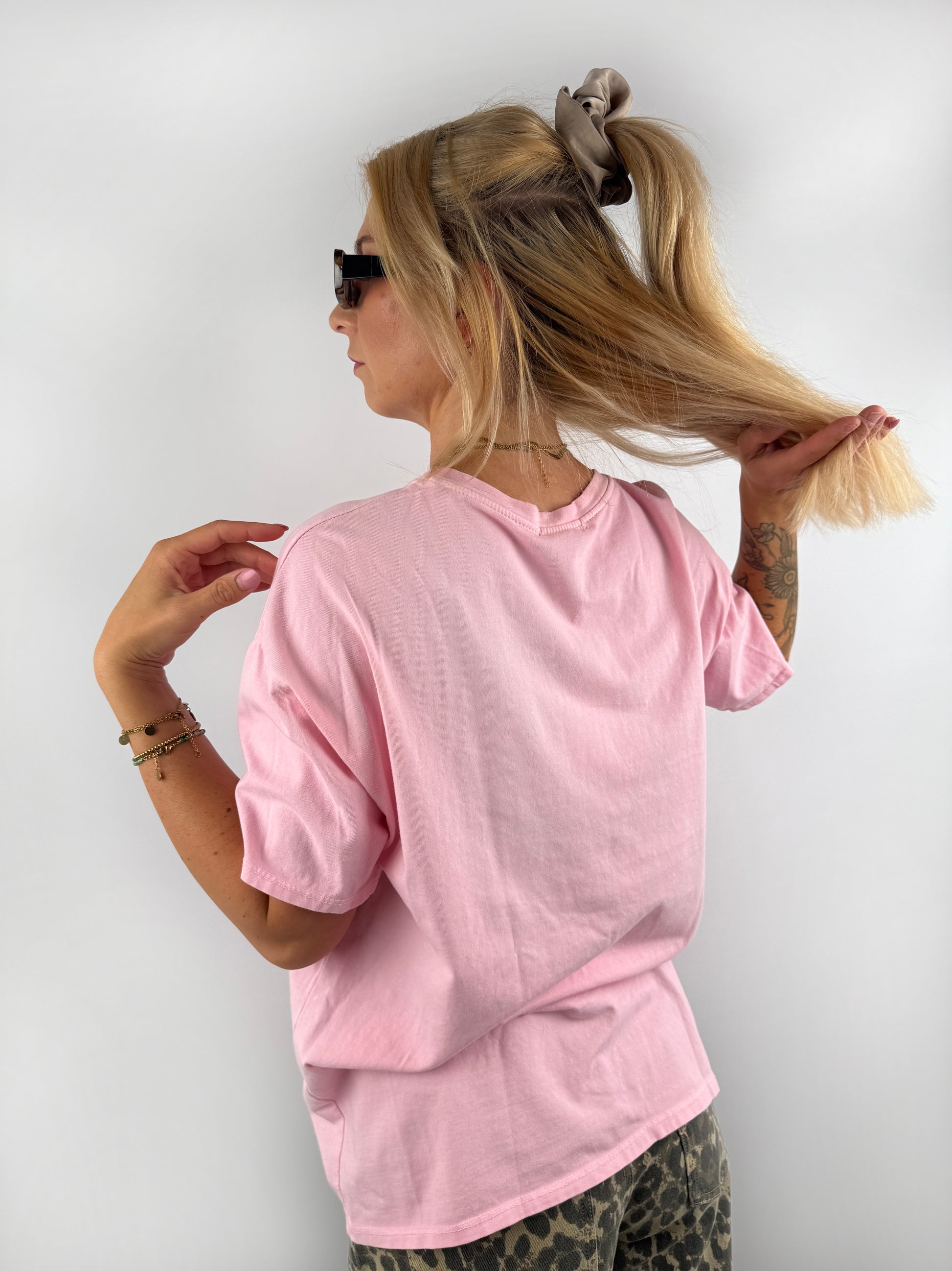 einfaches T-Shirt im ausgewaschenen Look in Pink, HEllblau und zartem Rosa.