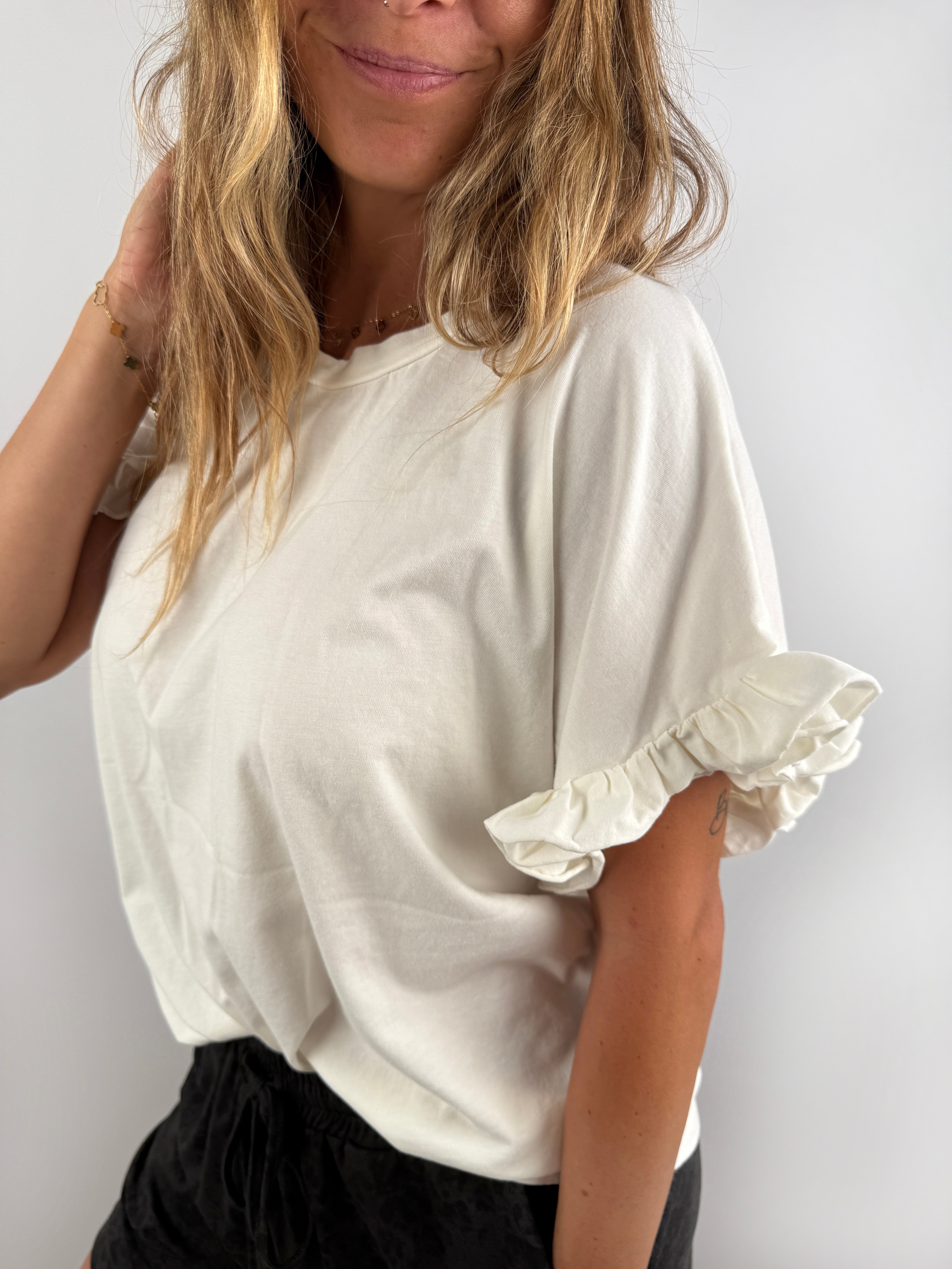 Creme farbenes T-Shirt mit Rüschen Ärmel.