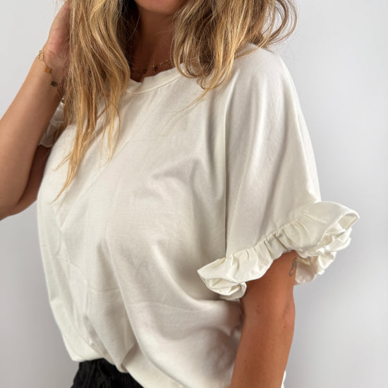 Creme farbenes T-Shirt mit Rüschen Ärmel.