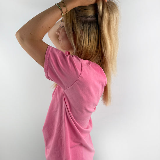 einfaches T-Shirt im ausgewaschenen Look in Pink, Hellblau und zartem Rosa.