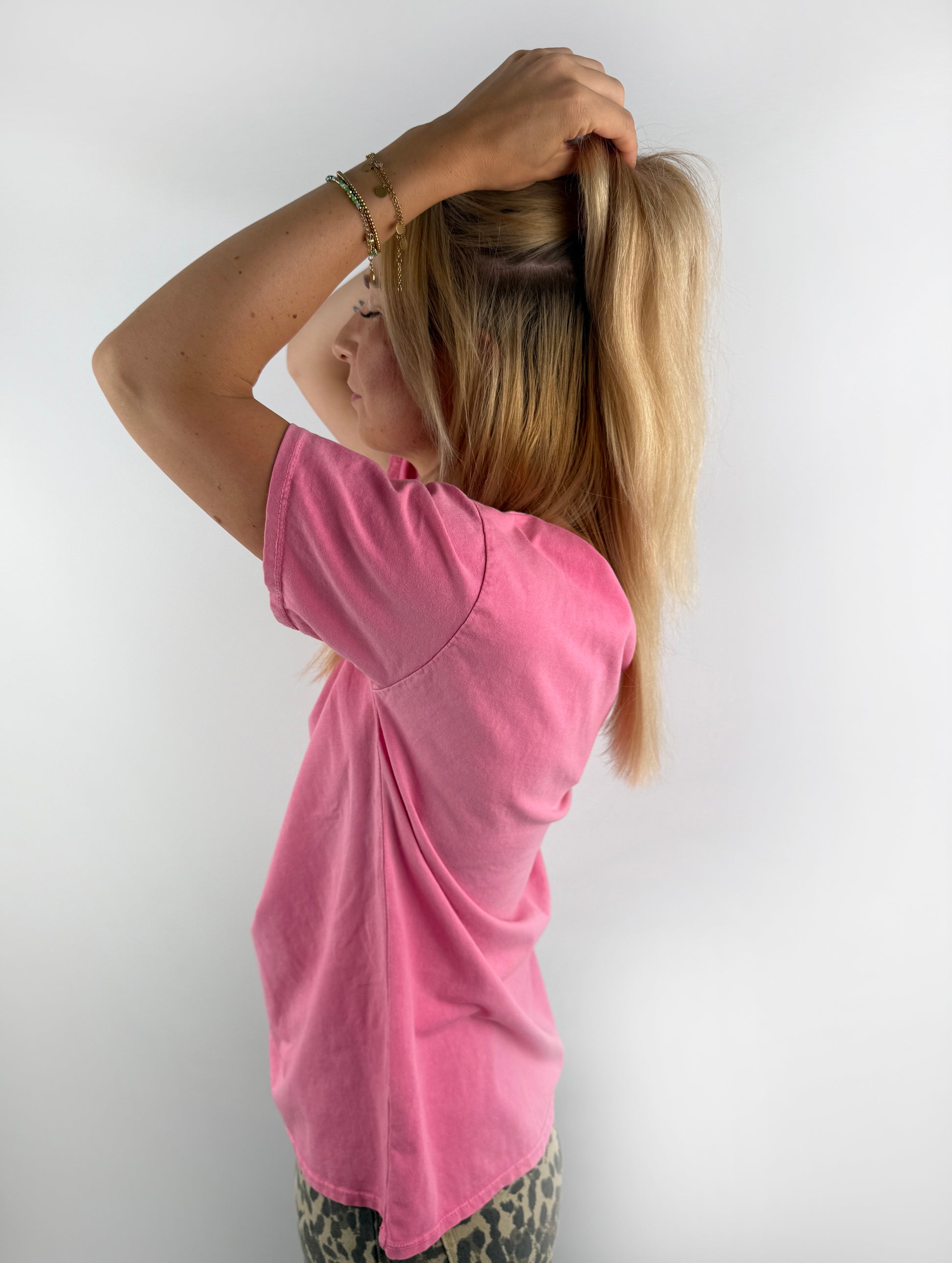 einfaches T-Shirt im ausgewaschenen Look in Pink, Hellblau und zartem Rosa.