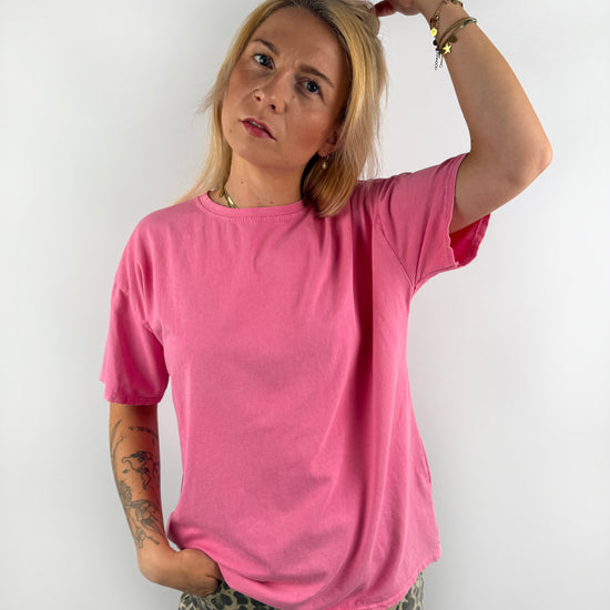 einfaches T-Shirt im ausgewaschenen Look in Pink, HEllblau und zartem Rosa.