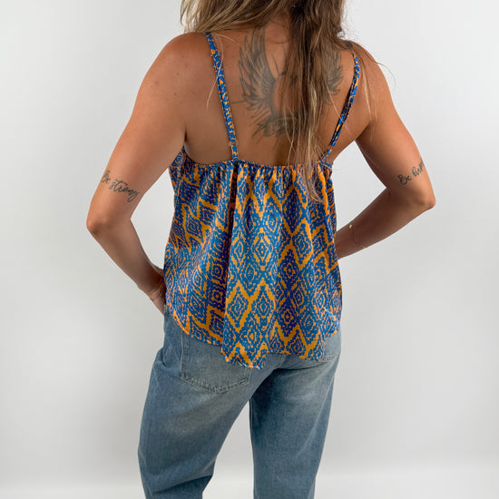 Gemustertes Tanktop aus Viskose in Blau und Orange.