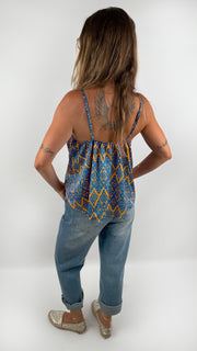 Gemustertes Tanktop aus Viskose in Blau und Orange.