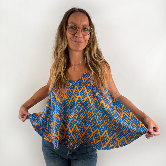 Gemustertes Tanktop aus Viskose in Blau und Orange.