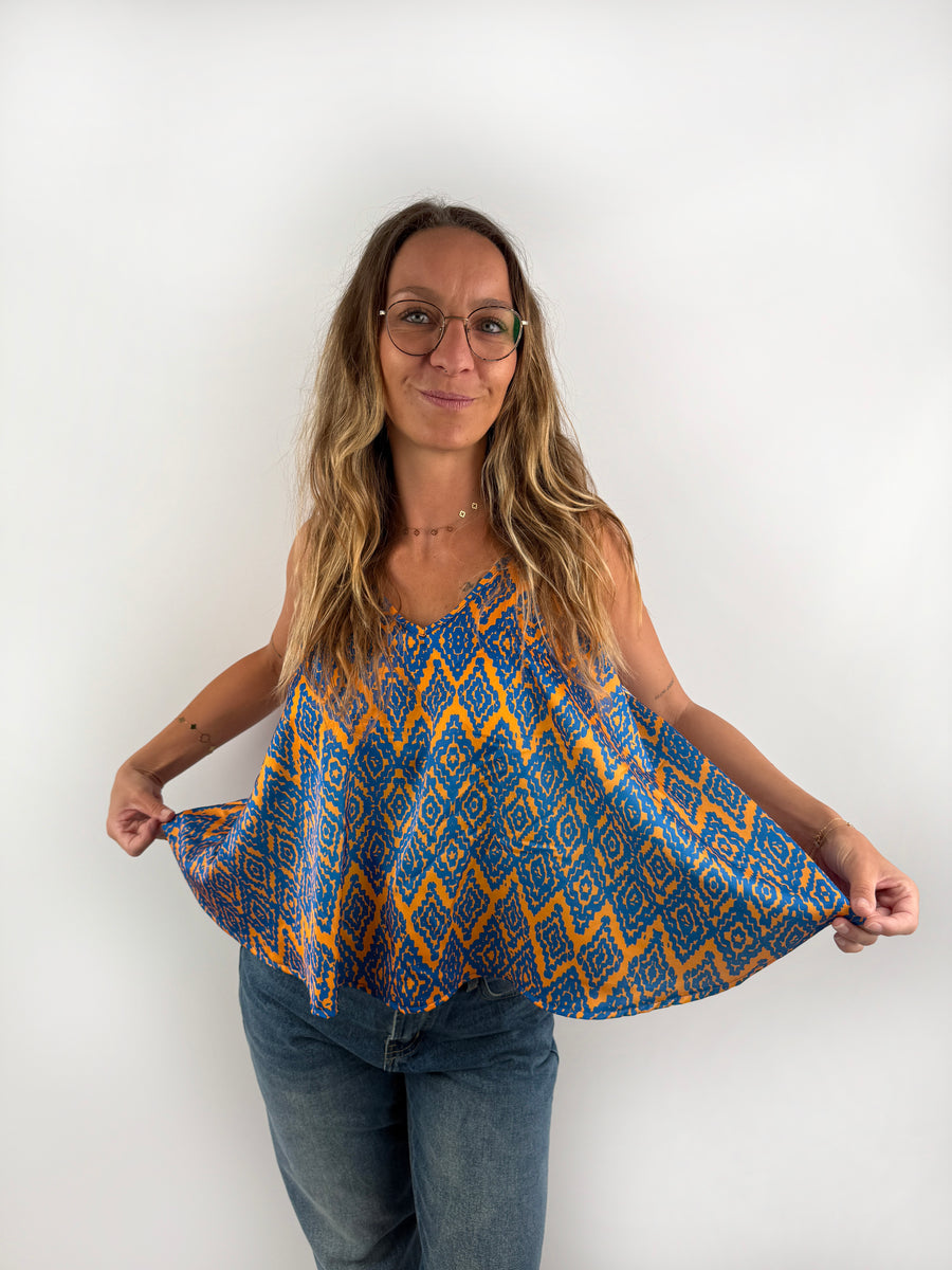 Gemustertes Tanktop aus Viskose in Blau und Orange.