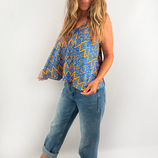Gemustertes Tanktop aus Viskose in Blau und Orange.