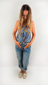 Gemustertes Tanktop aus Viskose in Blau und Orange.