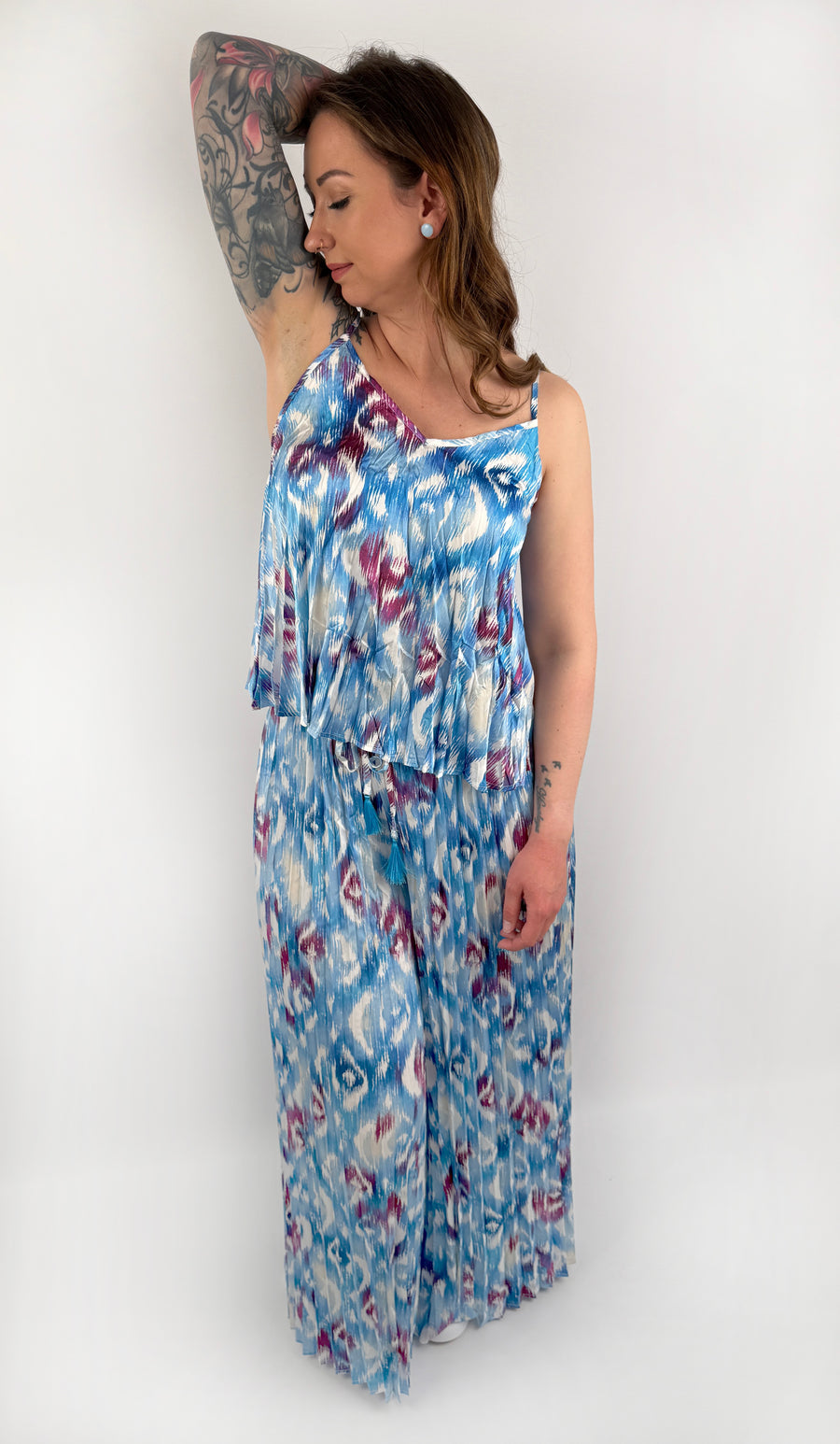 Plissierte seidig weiche Hose in Blau Lila und Weiß.