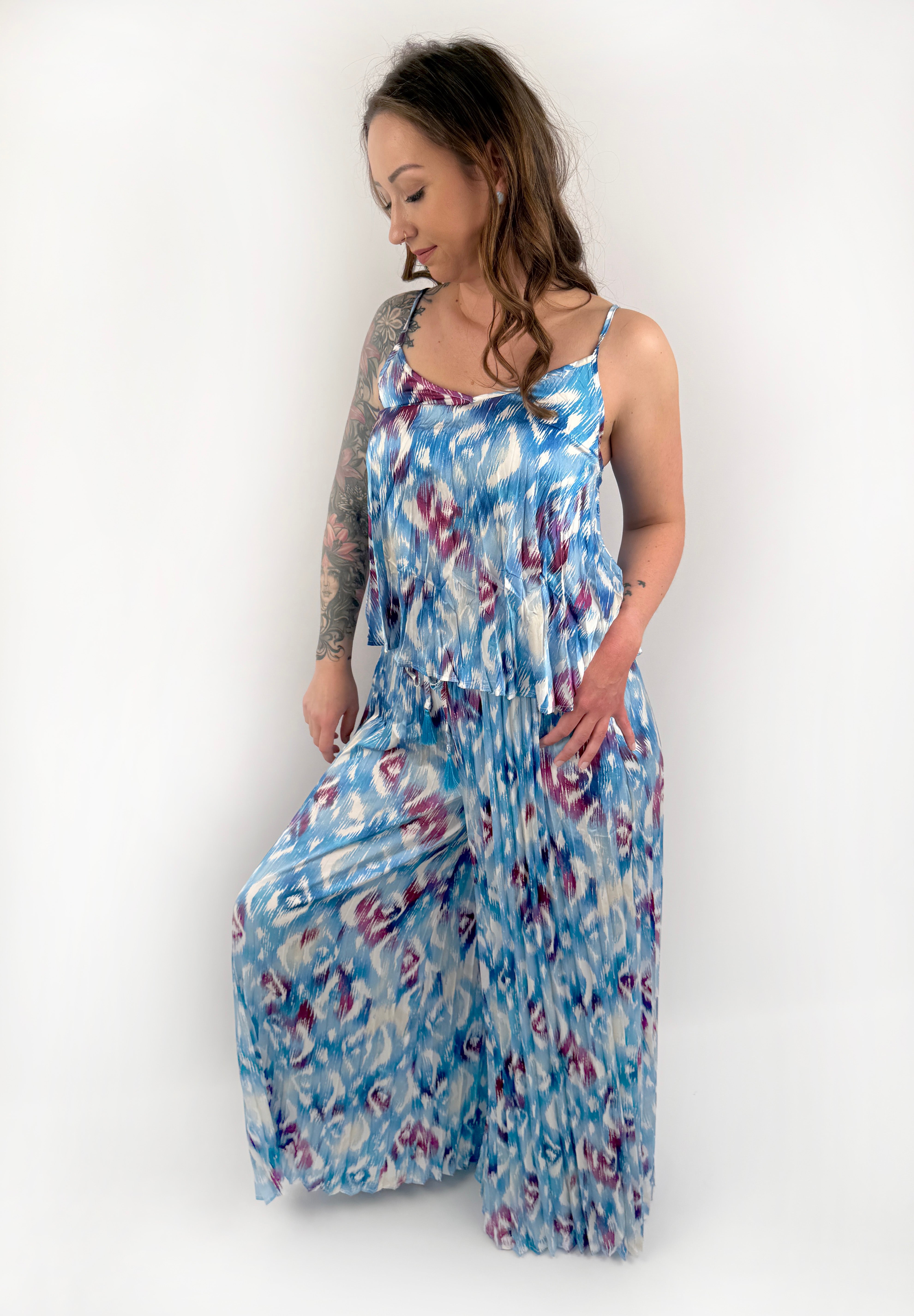 Plissierte seidig weiche Hose in Blau Lila und Weiß.
