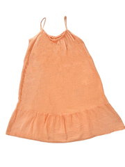 Peach farbenes Musselin Trägerkleid mit unterem Saumen.