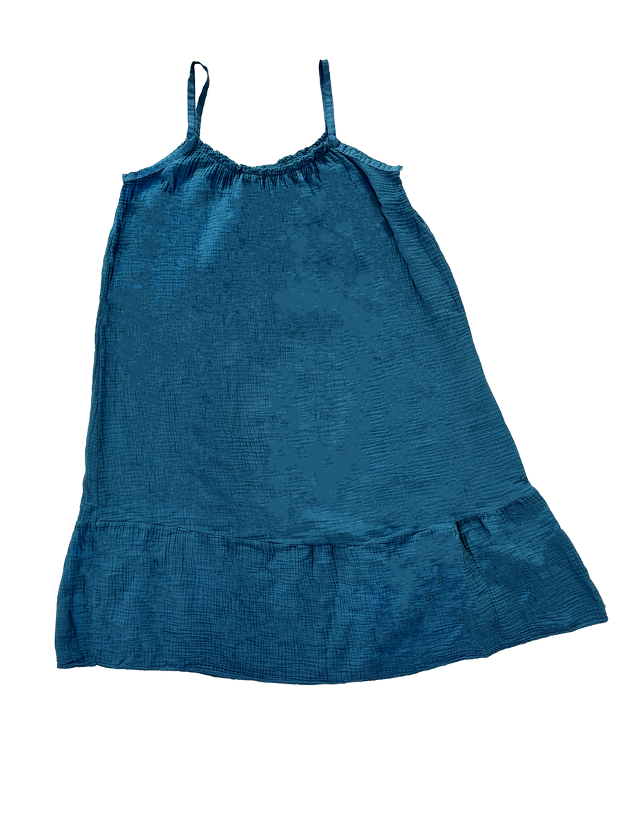 Petrol farbenes Musselin Trägerkleid mit unterem Saumen.