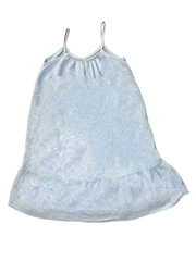 Hellblaues Musselin Trägerkleid mit unterem Saumen.