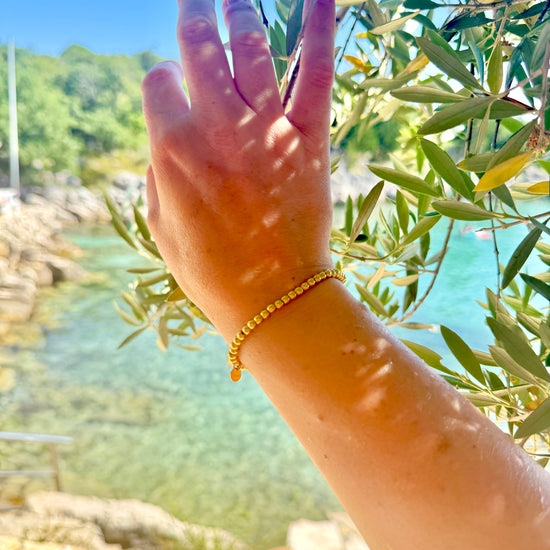 Goldenes Edelstahl Kugelarmband mit Gummizug.