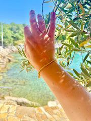 Goldenes Edelstahl Kugelarmband mit Gummizug.