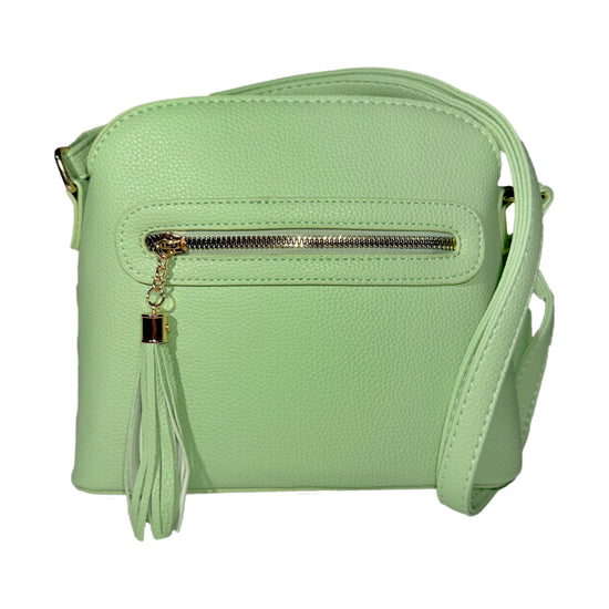 Kompakte Umhängetasche mit Wimpel an dem vorderen reißverschlussfach in hellgrün.