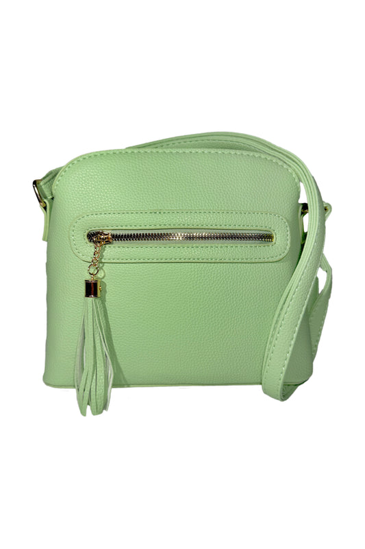 Kompakte Umhängetasche mit Wimpel an dem vorderen reißverschlussfach in hellgrün.