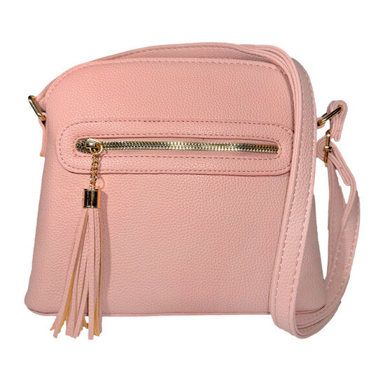 Kompakte Umhängetasche mit Wimpel an dem vorderen reißverschlussfach in rosa.