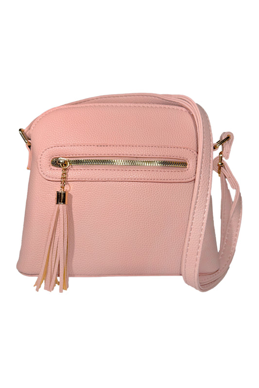 Kompakte Umhängetasche mit Wimpel an dem vorderen reißverschlussfach in rosa.