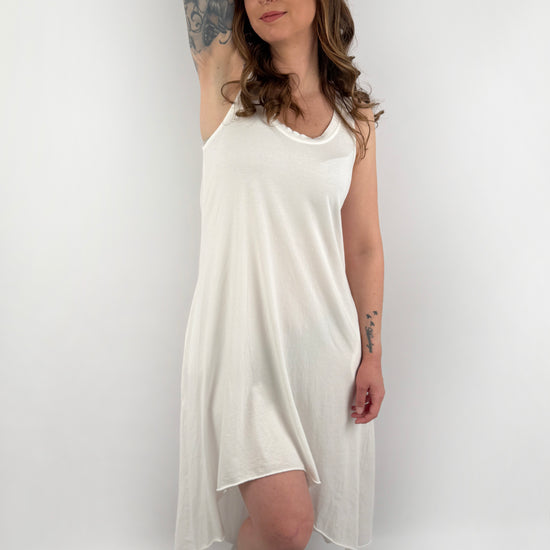 Vokuhila Klied in Weiß.