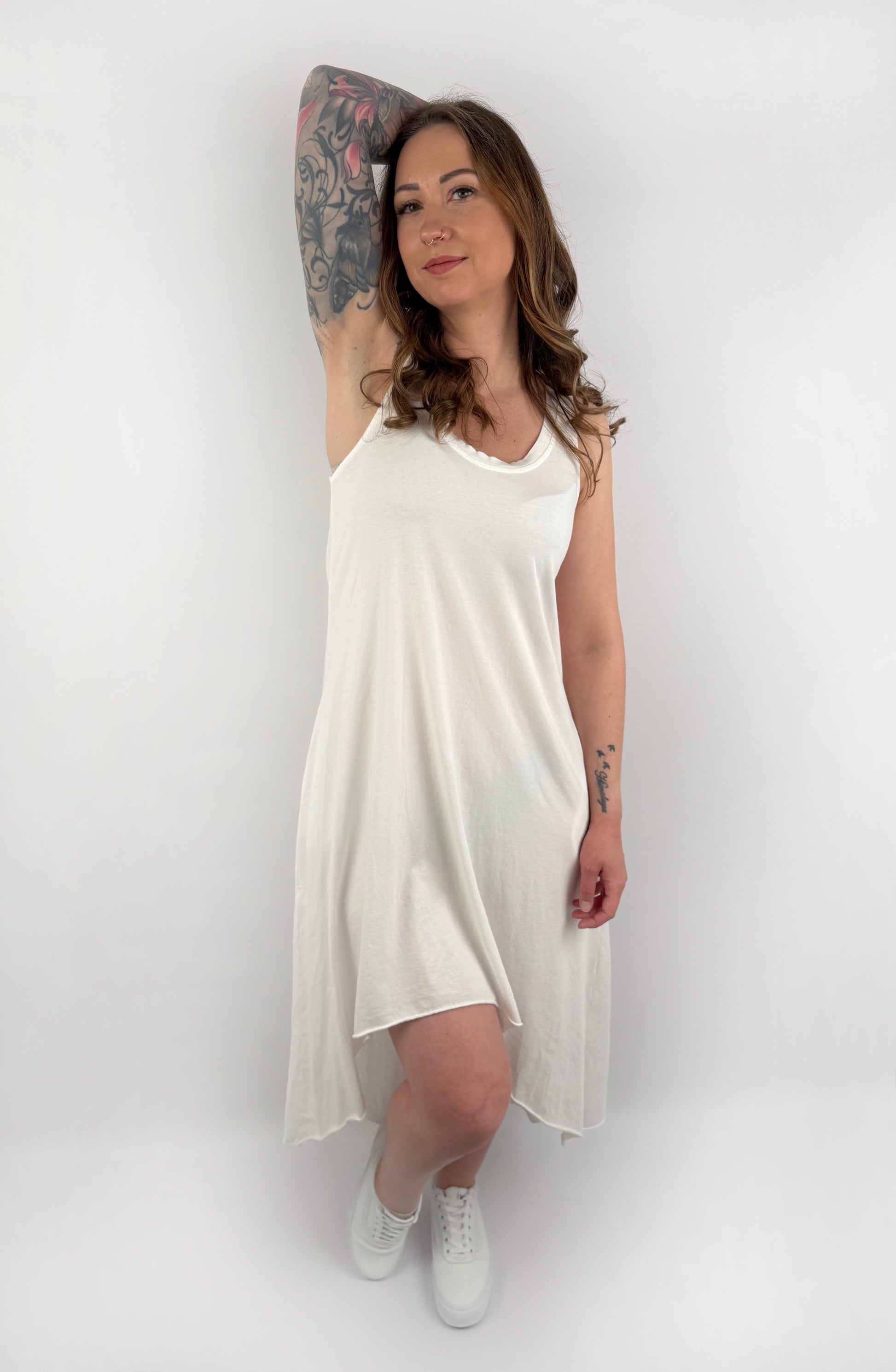 Vokuhila Klied in Weiß.