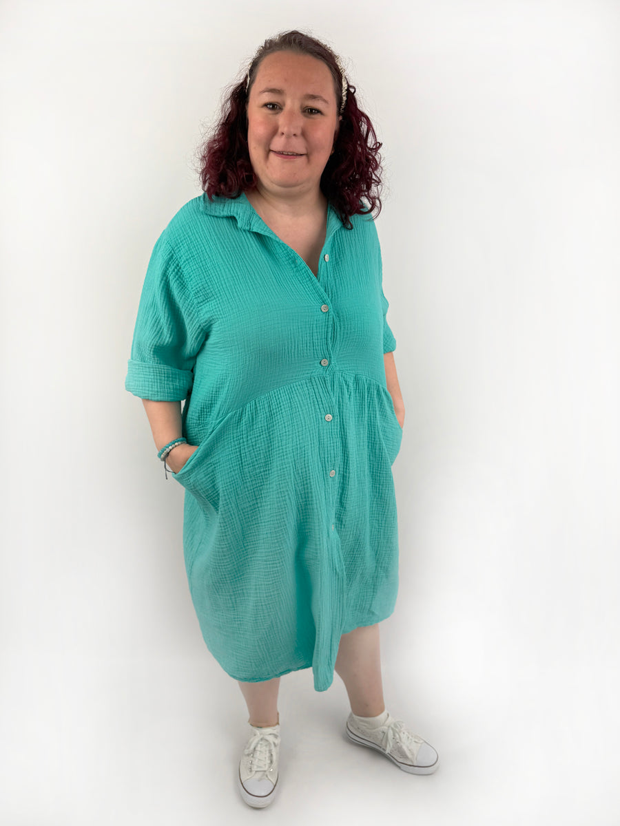 XL Musselin Kleid mit Knopfreiehe und seitlichen Taschen und 3/4 Ärmeln in der Farbe Türkis.