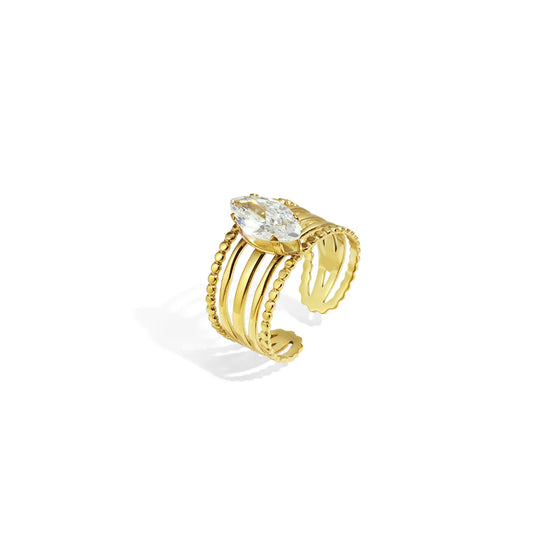 Detailaufnahme des vergoldeten Edelstahlrings mit mehrreihigem Design