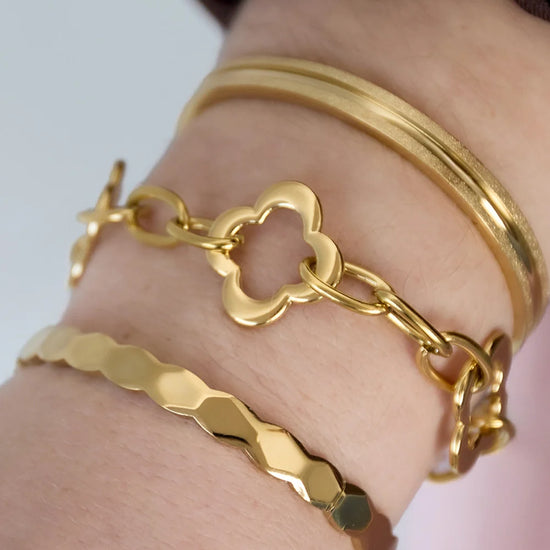 Glücksklee Armband in Gold-Silber auf weißem Hintergrund