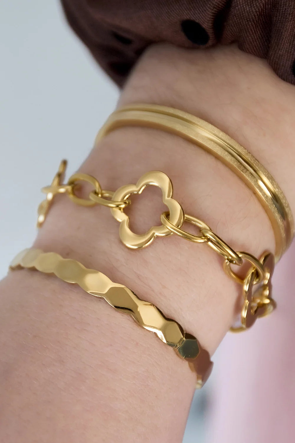Glücksklee Armband in Gold-Silber auf weißem Hintergrund
