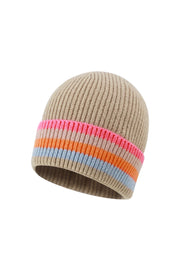 Beigefarbene Strickmütze mit bunten Streifen in Pink, Orange, Rosé und Blau auf weißem Hintergrund