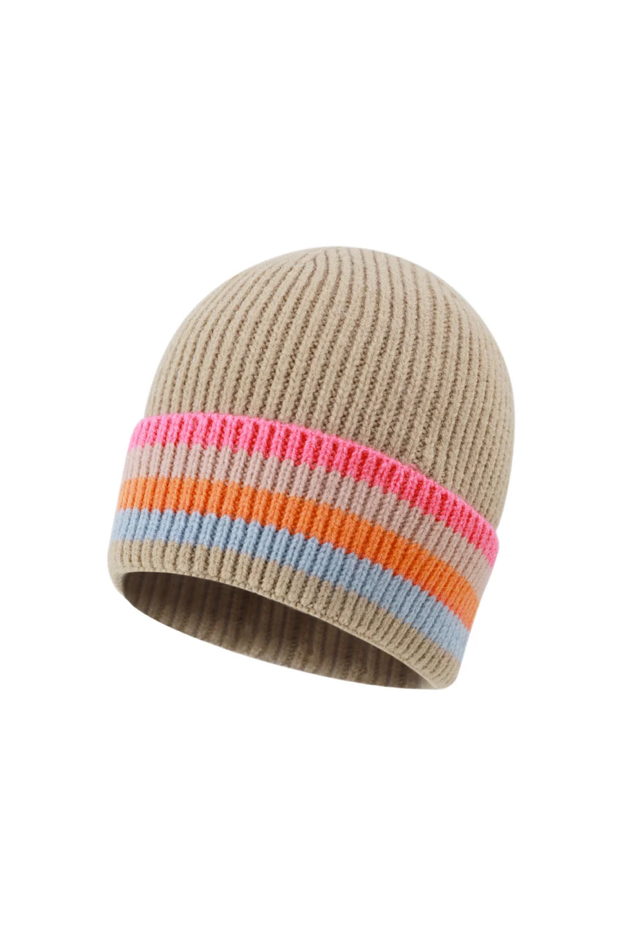 Beigefarbene Strickmütze mit bunten Streifen in Pink, Orange, Rosé und Blau auf weißem Hintergrund