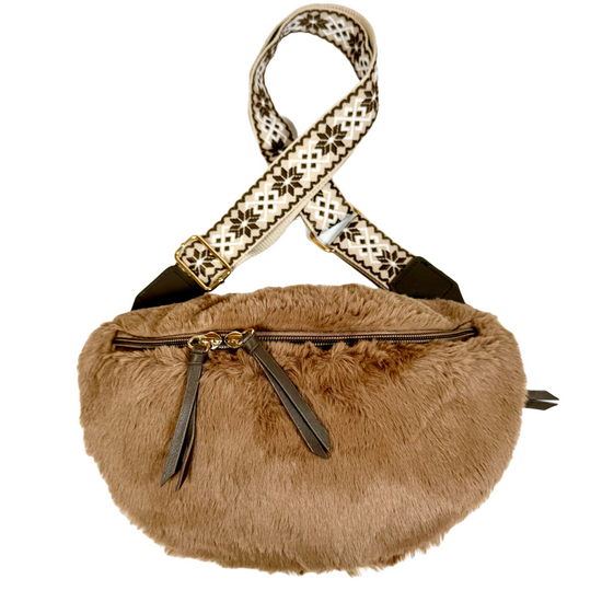 Kuschlige braune Bauchtasche aus Kunstfell mit braun beige gemustertem breiten Schultergurt.