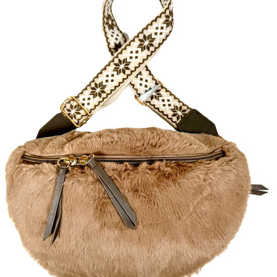 Kuschlige braune Bauchtasche aus Kunstfell mit braun beige gemustertem breiten Schultergurt.