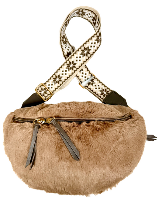 Kuschlige braune Bauchtasche aus Kunstfell mit braun beige gemustertem breiten Schultergurt.