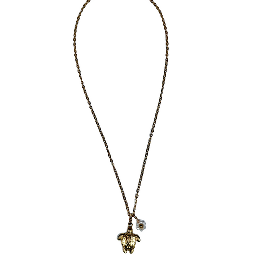 Goldene Edelstahl Halskette mit goldenem Schildkrötenanhängerund weißem Blumen Anhänger.