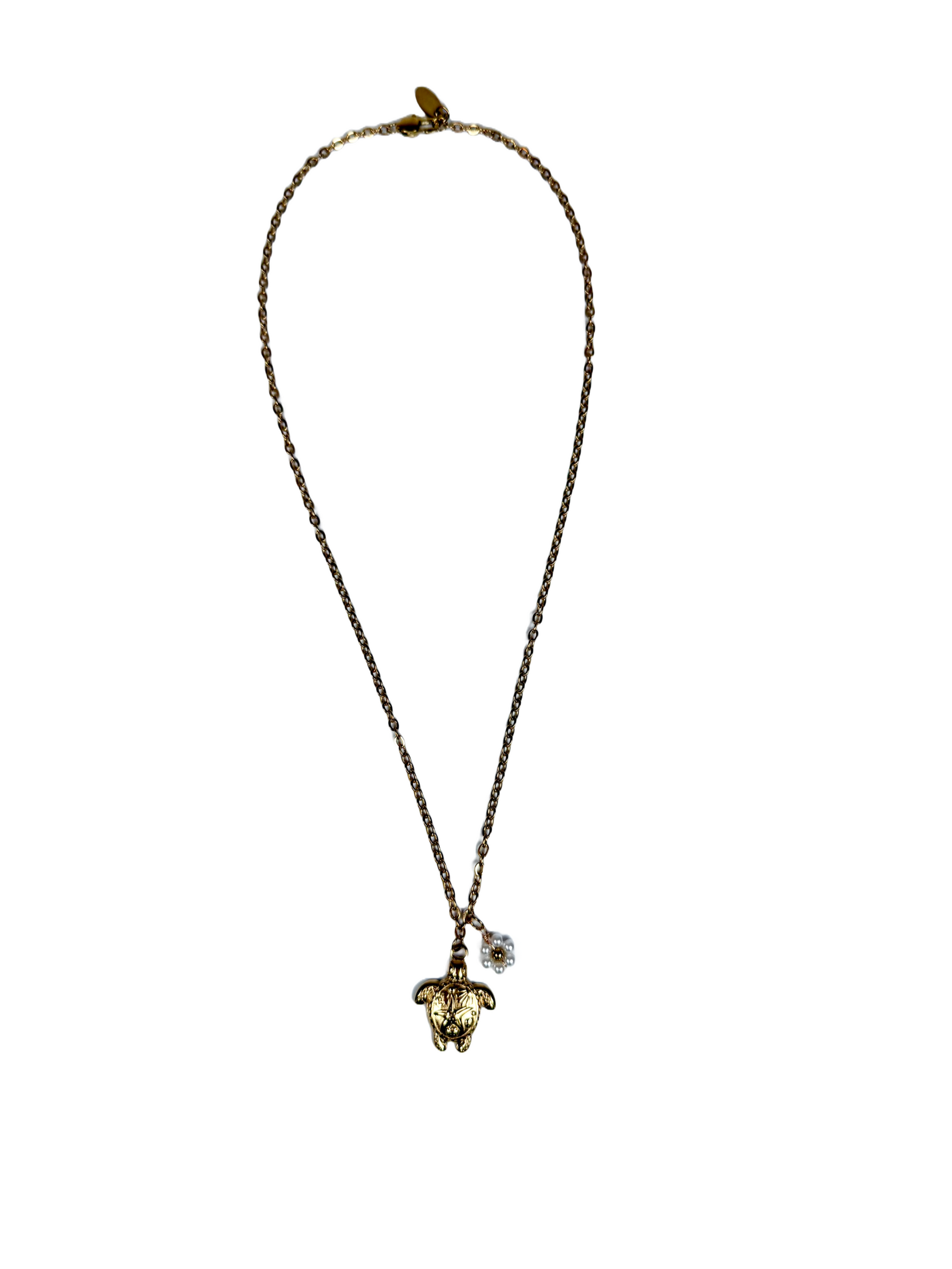 Goldene Edelstahl Halskette mit goldenem Schildkrötenanhängerund weißem Blumen Anhänger.