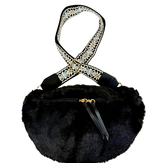 Kuschlige schwarze Bauchtasche aus Kunstfell mit schwarz beige gemustertem breiten Schultergurt.