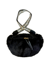 Kuschlige schwarze Bauchtasche aus Kunstfell mit schwarz beige gemustertem breiten Schultergurt.