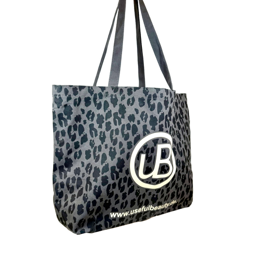 Dunkelgraue Tragetasche mit Leo Muster mit useful Beauty Logo