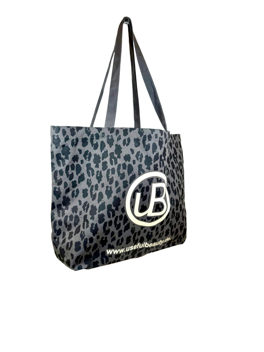 Dunkelgraue Tragetasche mit Leo Muster mit useful Beauty Logo
