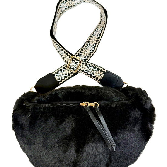 Kuschlige schwarze Bauchtasche aus Kunstfell mit schwarz beige gemustertem breiten Schultergurt.